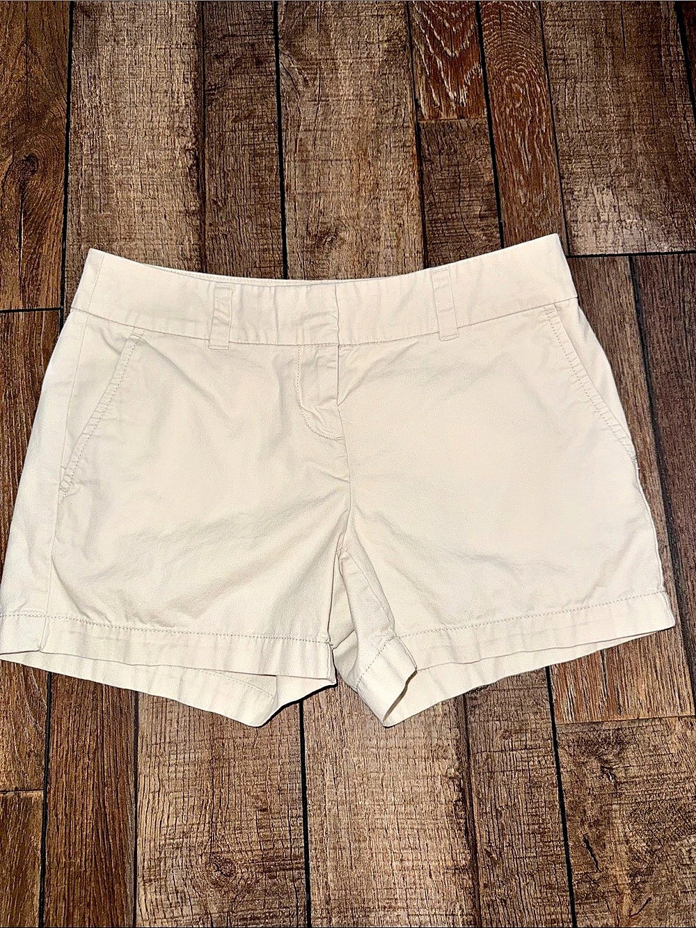 LOFT Casual Shorts in White Size 0 Like New